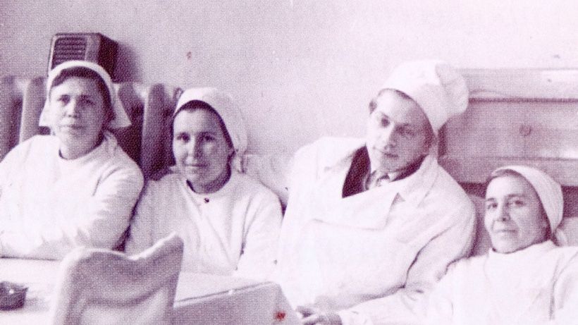 «Владимир Чайка поименно помнит всех, с кем работал еще со студенческих времен. Имена безвременно ушедших сотрудников Чайки заносят на мемориальный знак, стоящий во дворе его клиники»