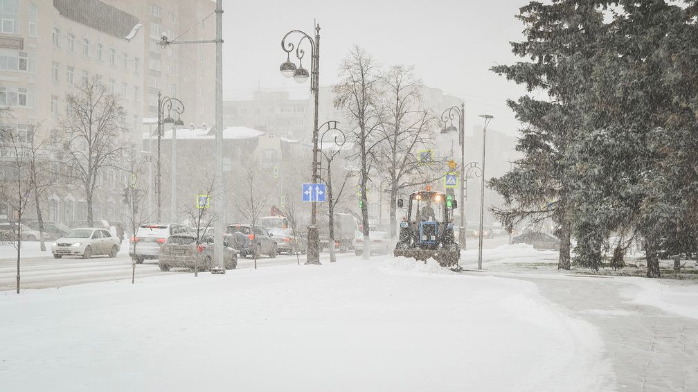 В Нижневартовске ликвидируют последствия снегопада