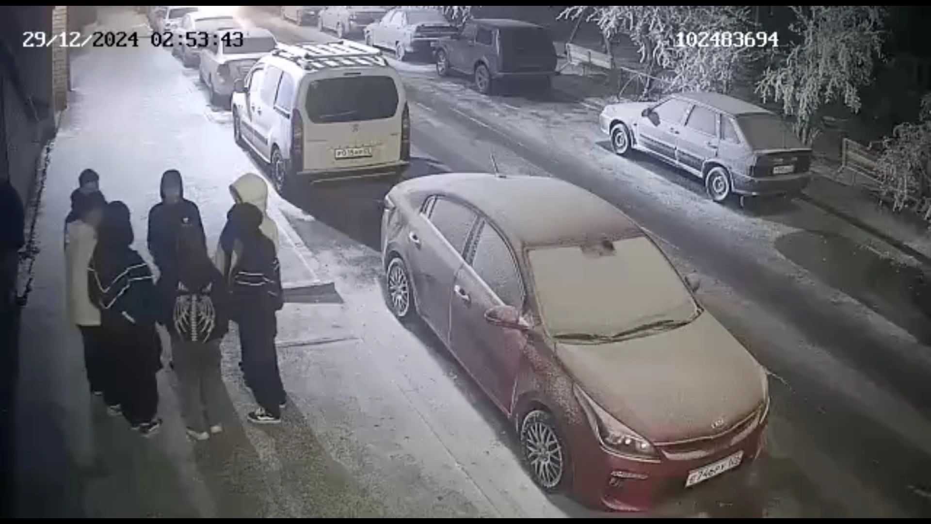 Девочка-подросток ударила девушку на улице Ставрополя — проводится проверка