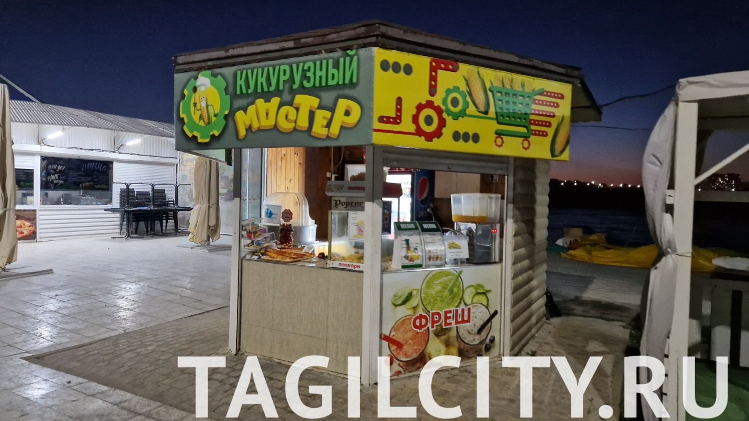 Прохладительные напитки и популярная среди туристов горячая кукуруза в Анапе.