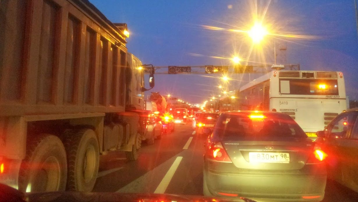 Вечером в Петербурге начались плотные пробки
