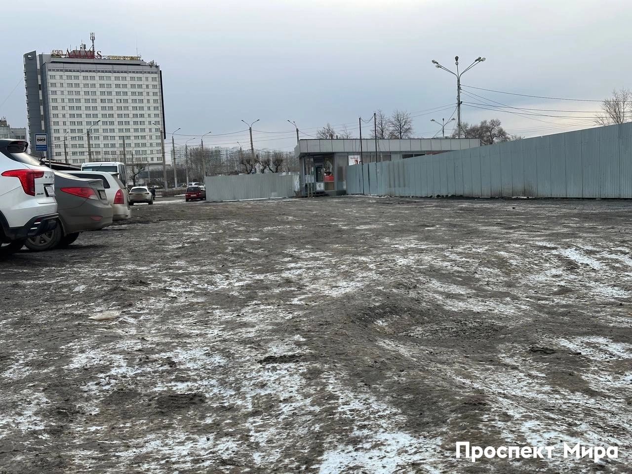 Так выглядит дорога на Предмостной днем — ямы, слякоть и лед
