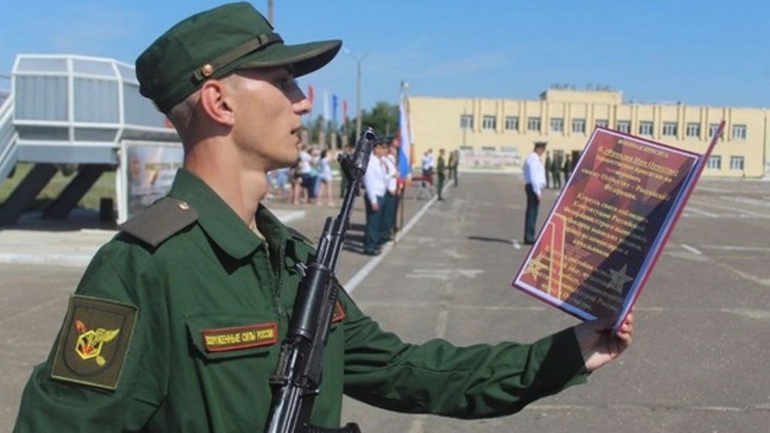 Срок службы в армии в России могут увеличить на два года, сообщает Виктор Баранец