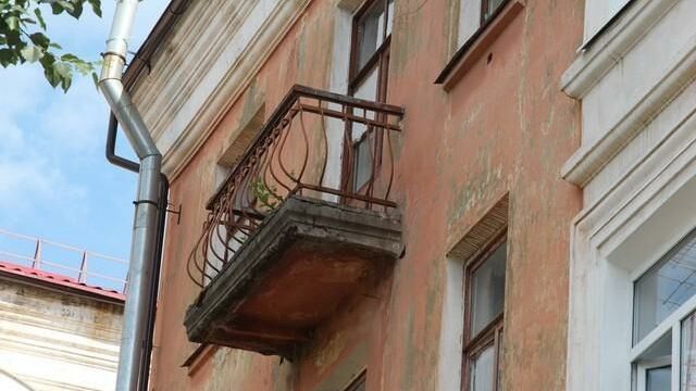 В Чайковском пожарные спасли трехлетнюю девочку от падения с балкона пятого этажа