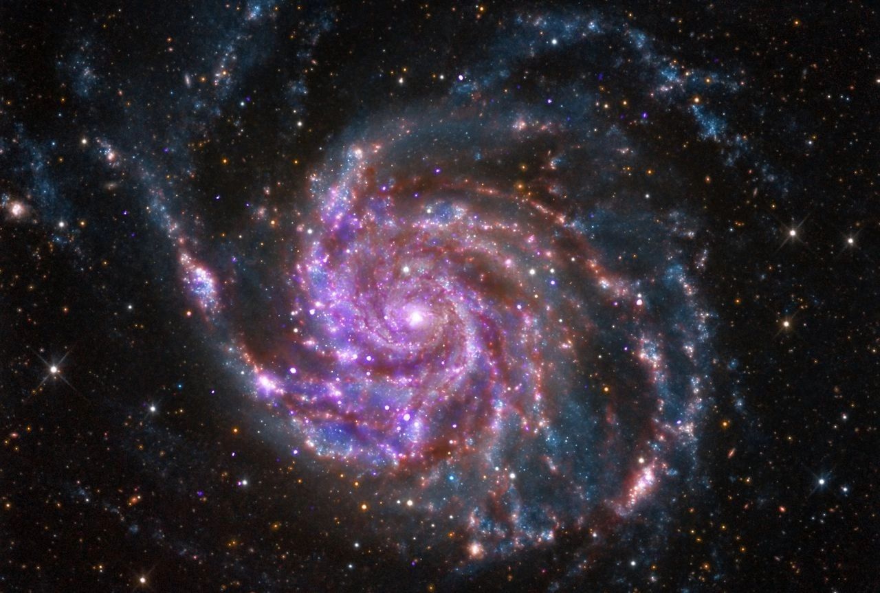 Галактика Вертушка (M101) — комбинированные инфракрасные, видимые и рентгеновские изображения