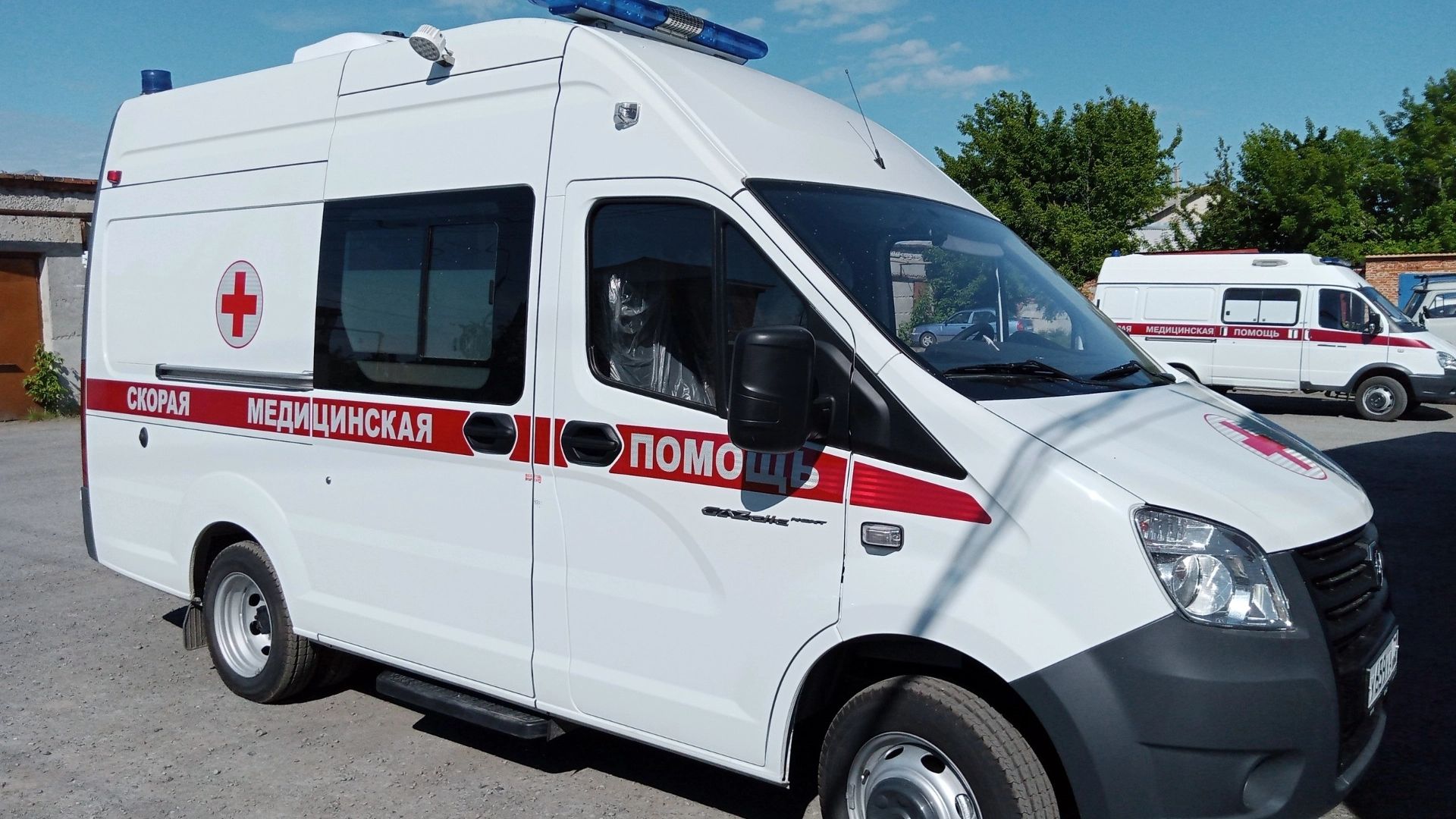 В Тюмени мужчина бегал по оживленной трассе, а затем залез на крышу авто