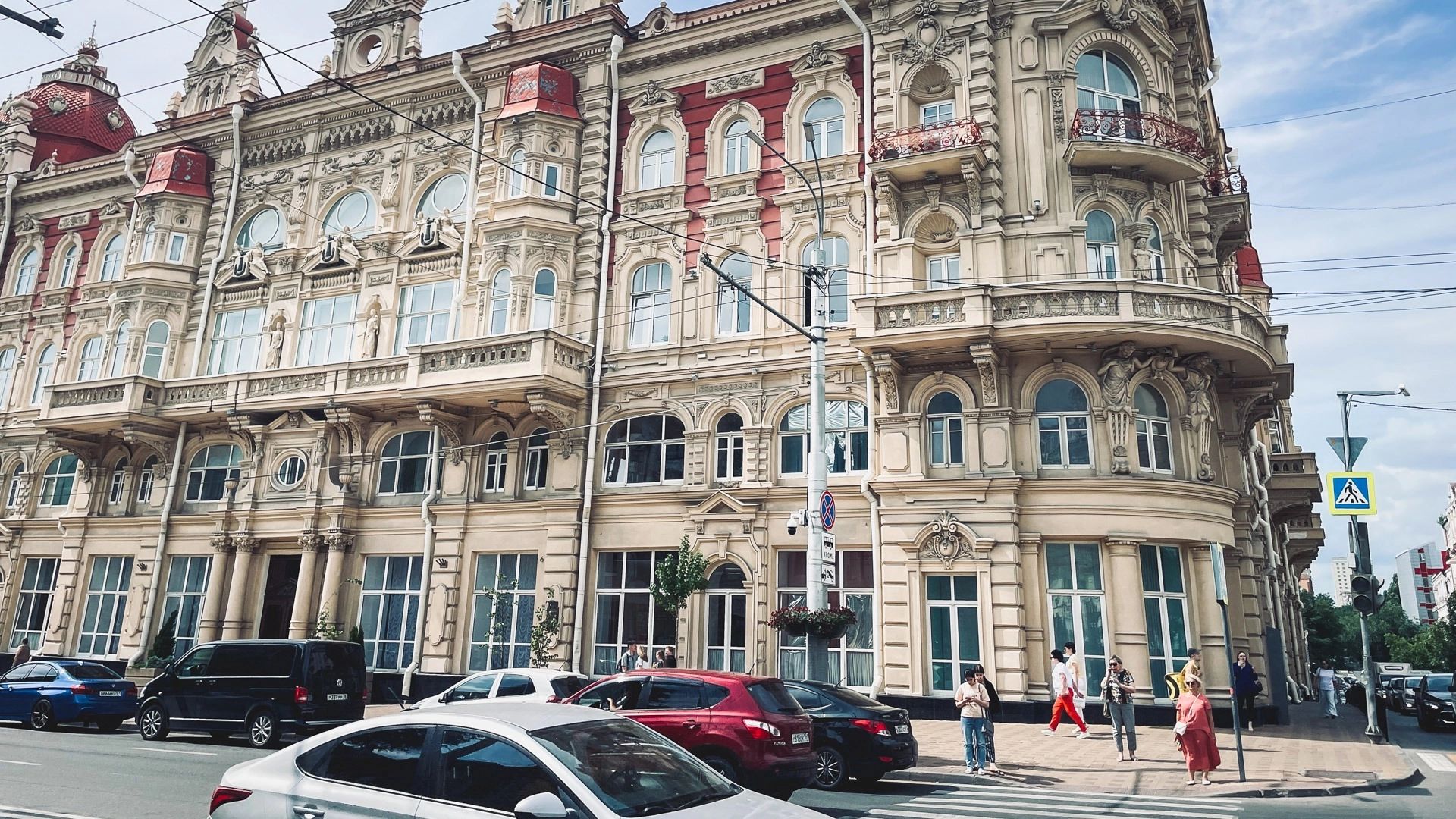 На Первом канале показали, как охрана не пускала журналистов в здание мэрии Ростова
