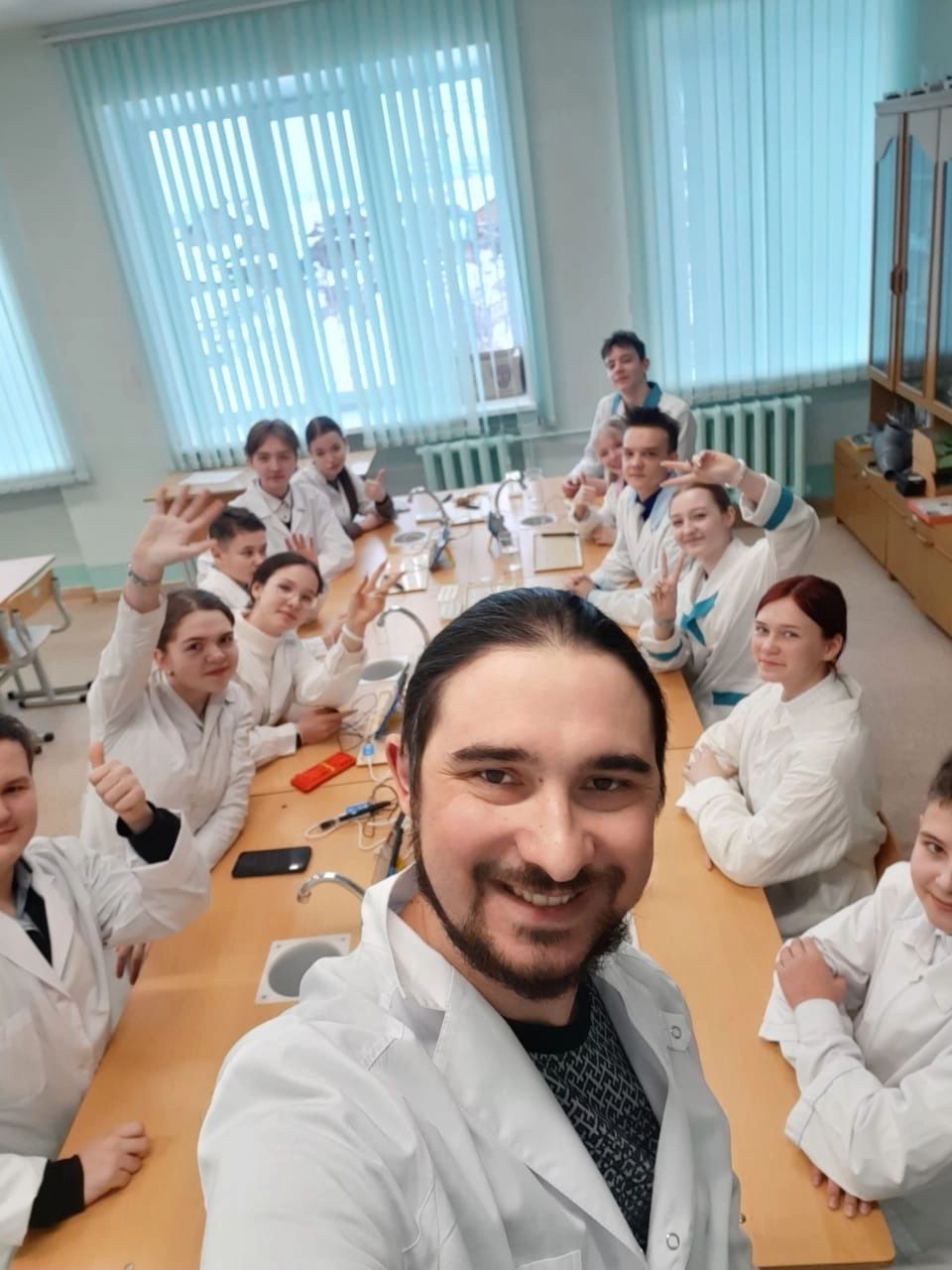 Учитель М. Ю. Захаров с учениками