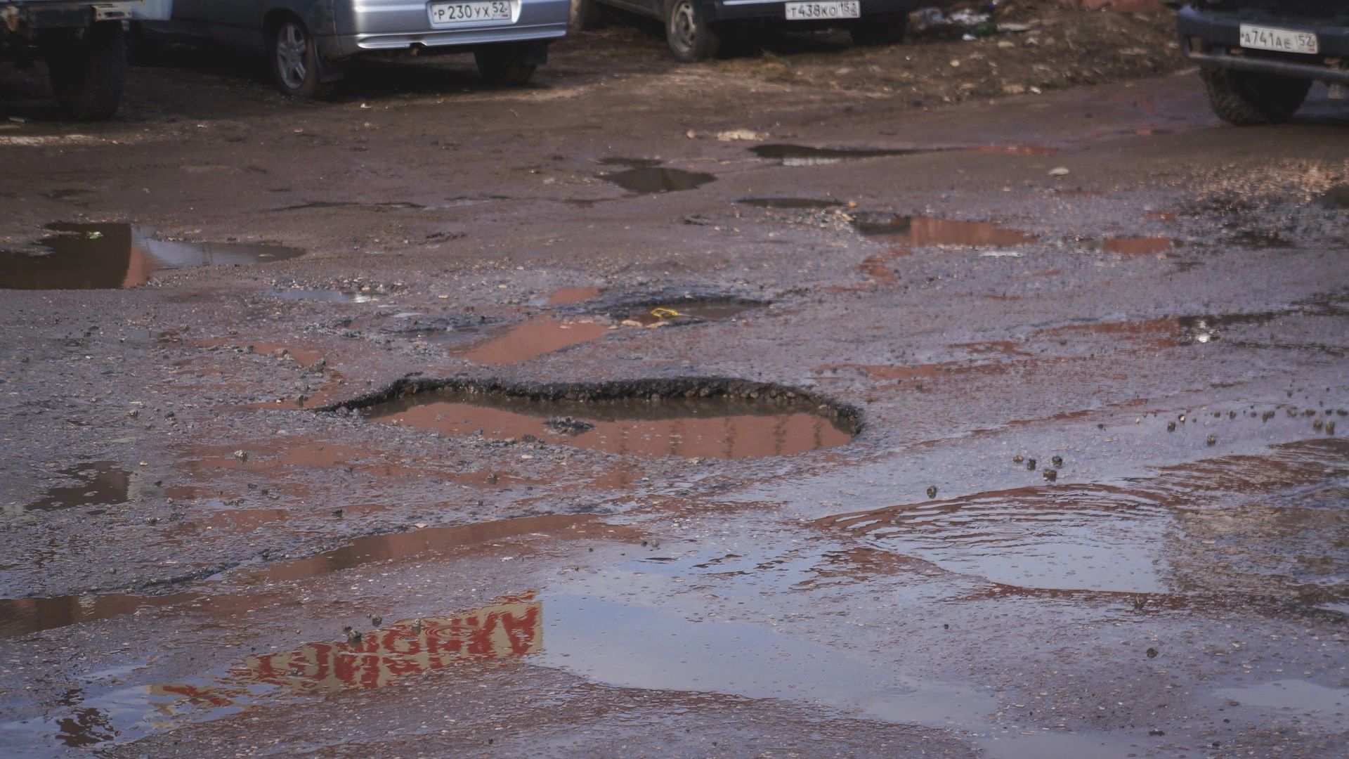 На окраине Казани не видно дороги из-за луж и отсутствия асфальта