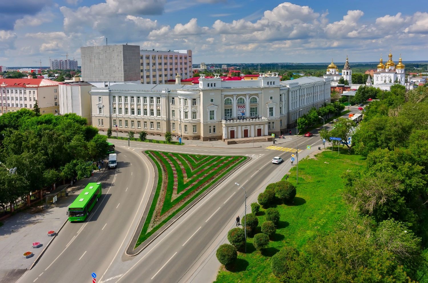 Тюменский индустриальный университет находится всего в 3 минутах от ЖК «Авторский».