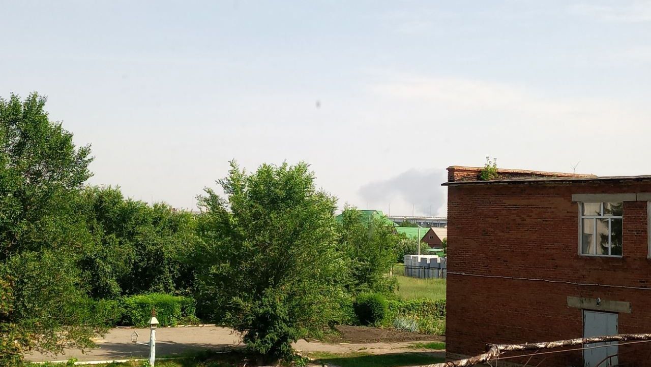 В омском Порт-Артуре загорелся двухквартирный частный дом
