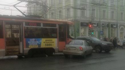 В Перми на Ленина трамвай столкнулся с легковушкой