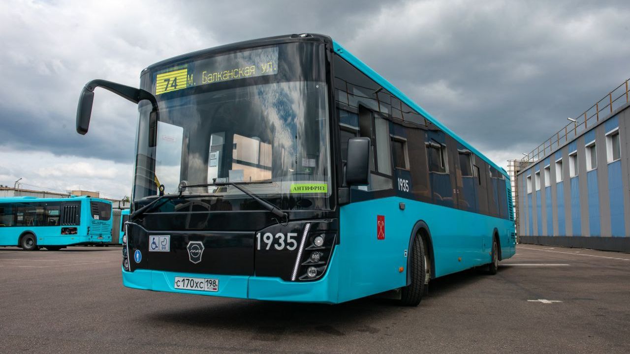 Вспыхнувший на остановке в Петербурге автобус сняли на видео