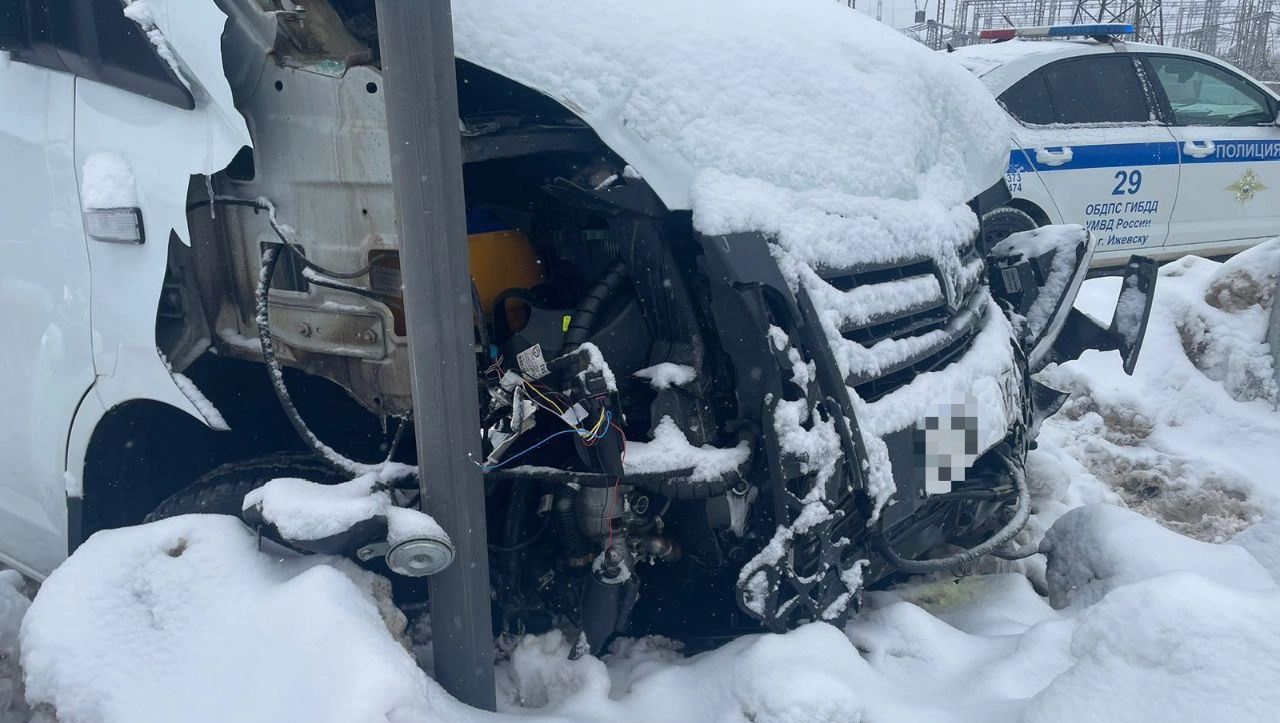 Микроавтобус и два автомобиля столкнулись в Ижевске