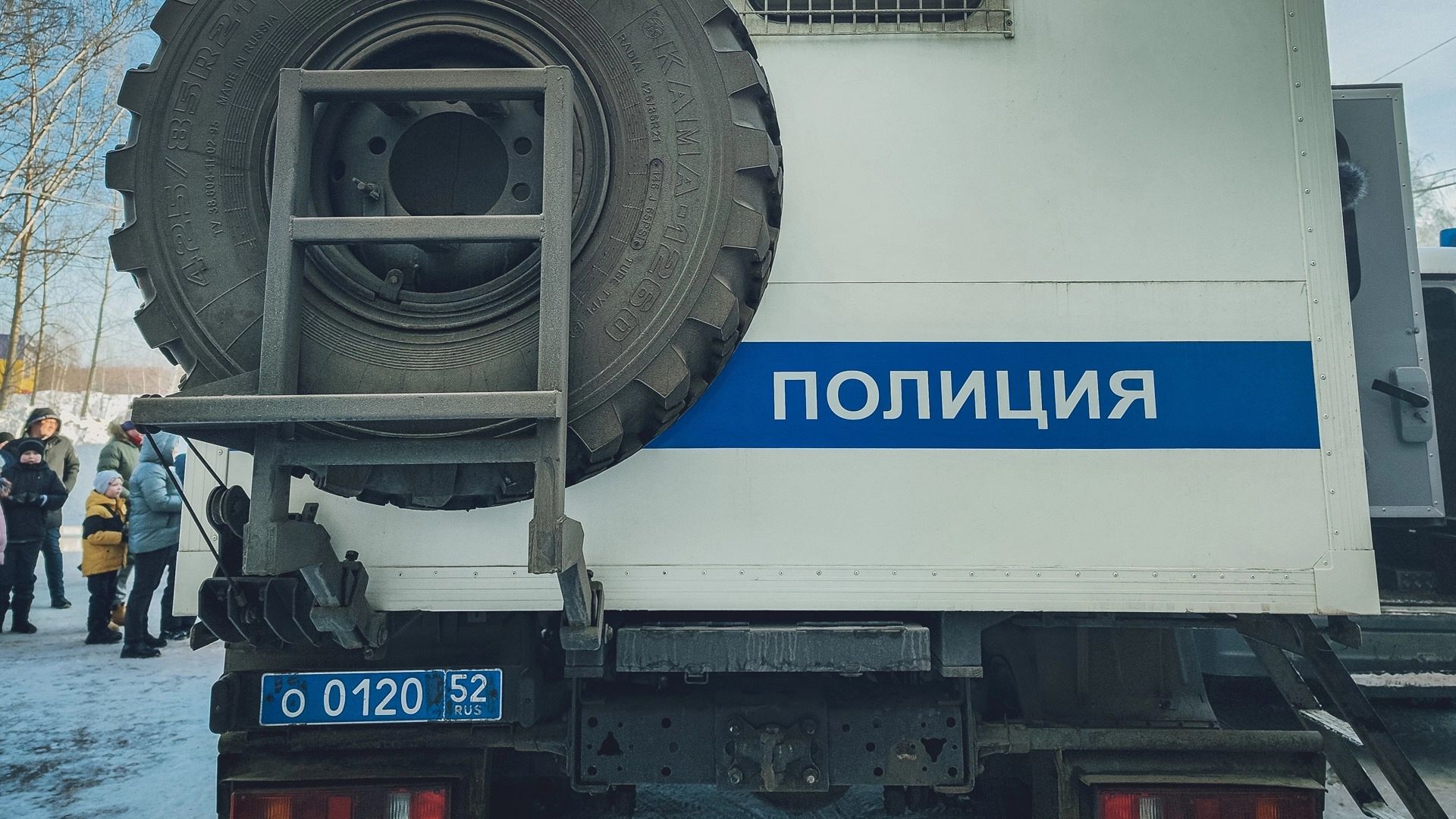 Девушка проводила опрос на выходе из УИК.