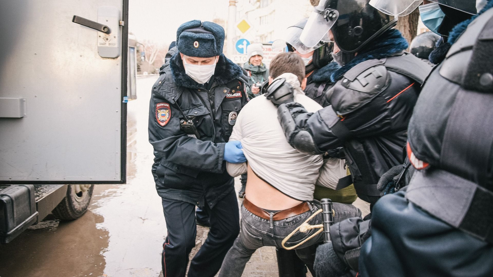 Эпично повязали: подозреваемых в избиении парня разыскали в Приморье — видео