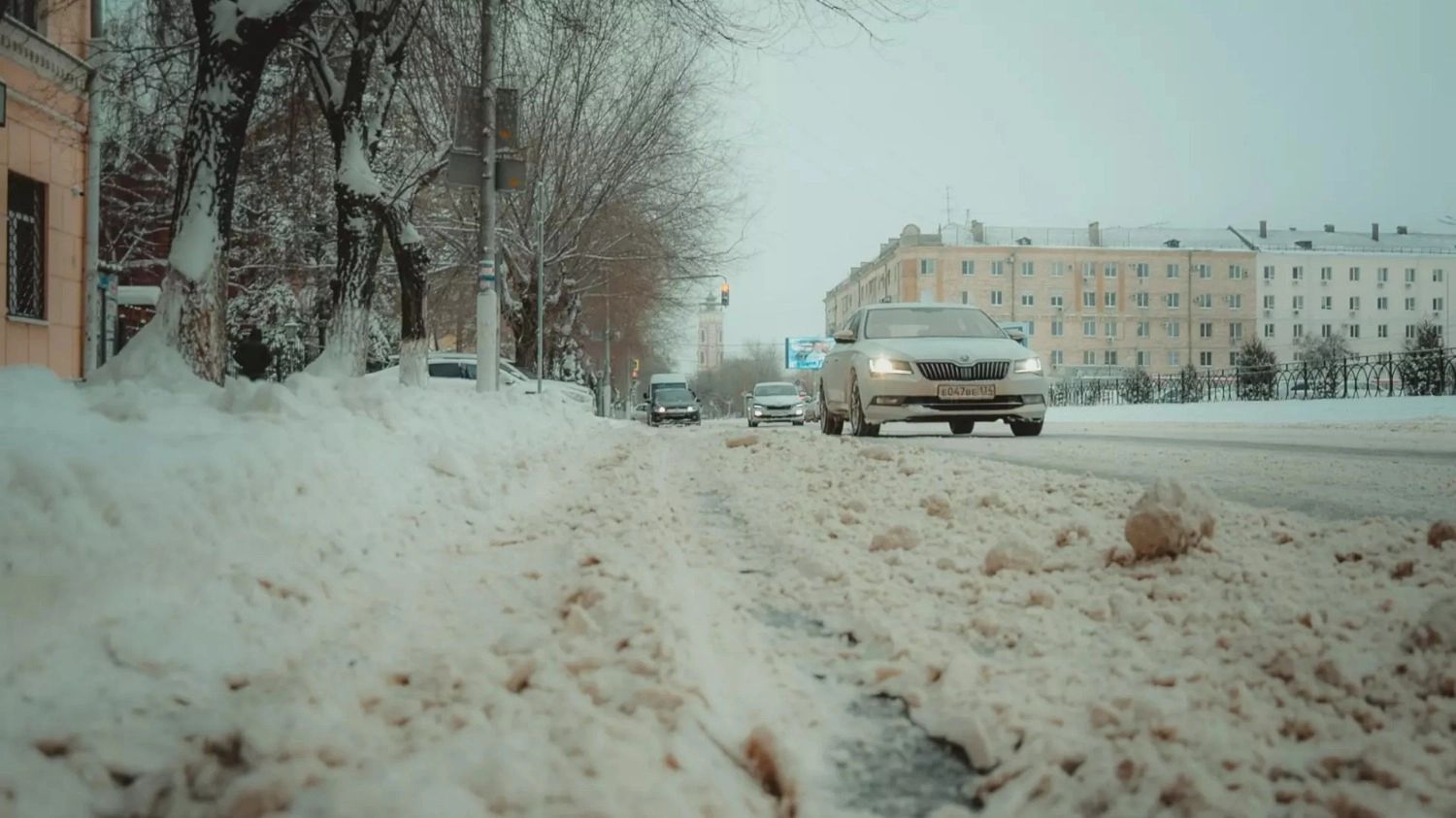 Снег на дорогах и обочинах в любом случае остаётся даже после уборки спецтехникой