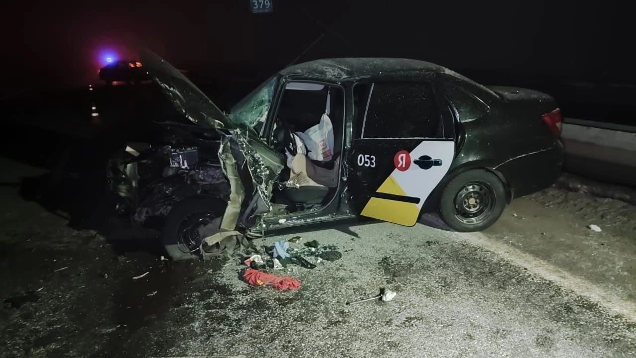 Авария в Оренбургской области с участием большегруза и таксиста