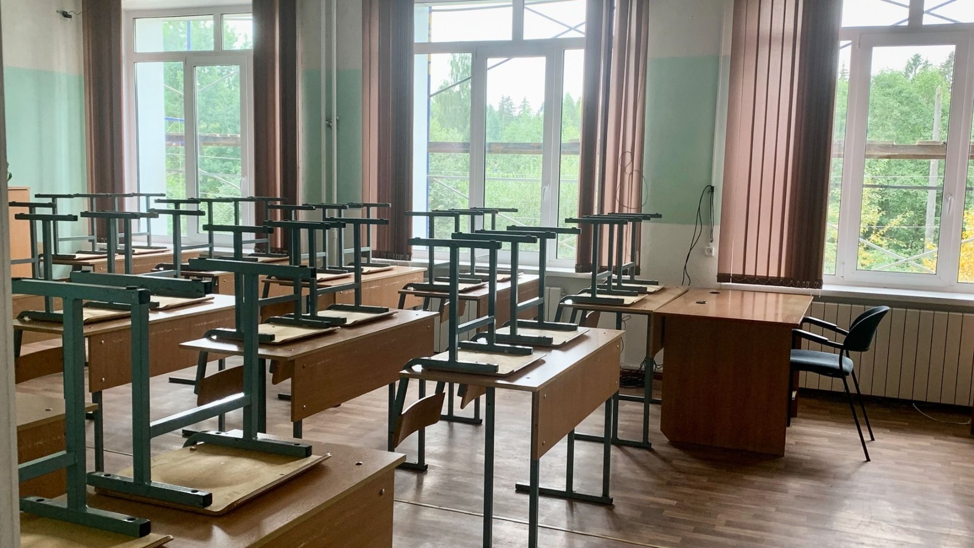 Дорогие поломойки будут вычищать до скрипа школу в Волгограде