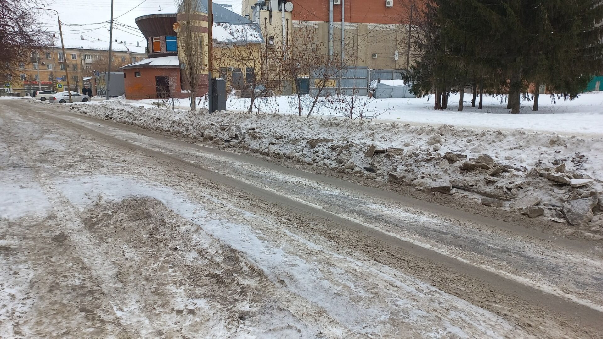 В омских соцсетях разгорелась битва на тему правильной уборки снега вдоль дорог