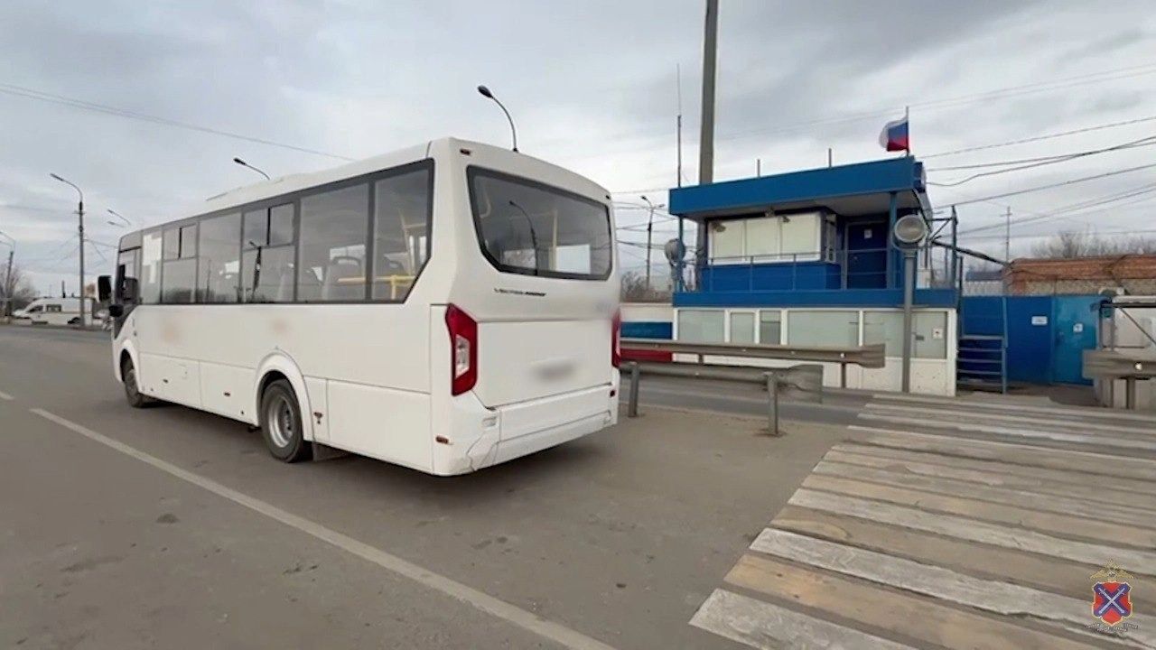 За что сняли с автобуса двух пассажиров в Светлоярском районе