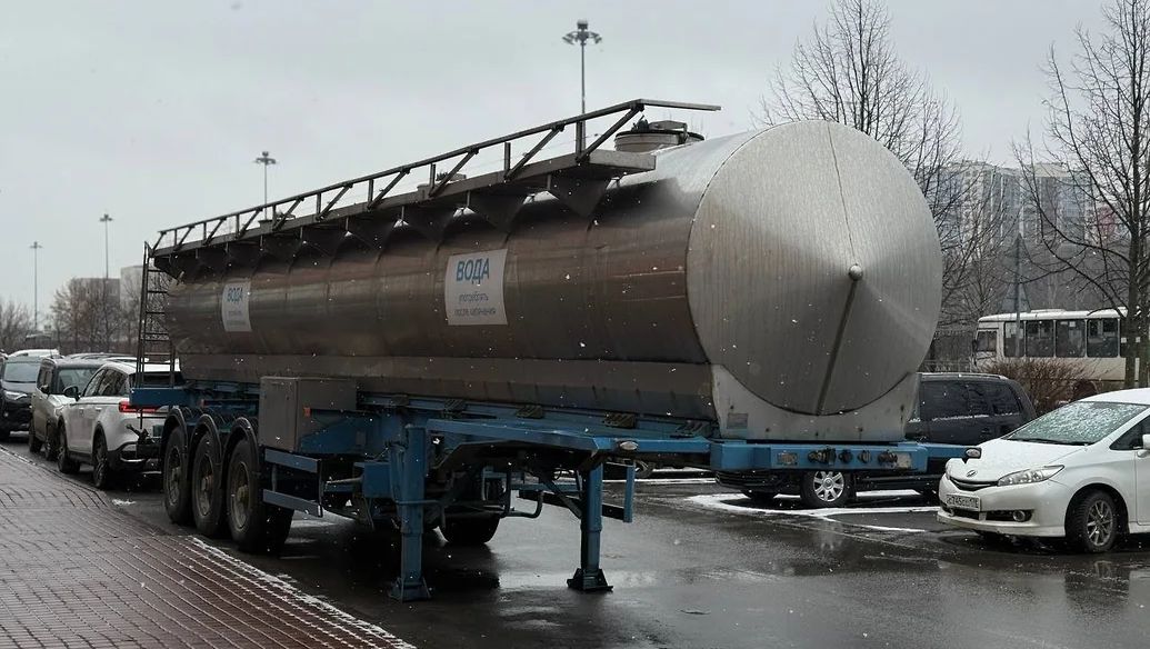 Водоканал Петербурга расставил питьевые цистерны по адресам прорыва трубы