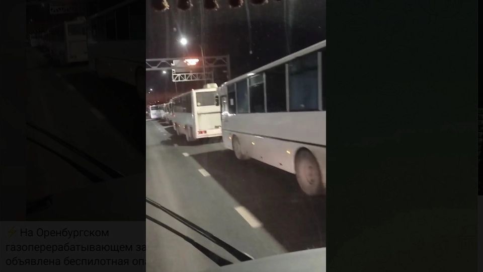 У газзавода под Оренбургом пробка из автобусов — что случилось?