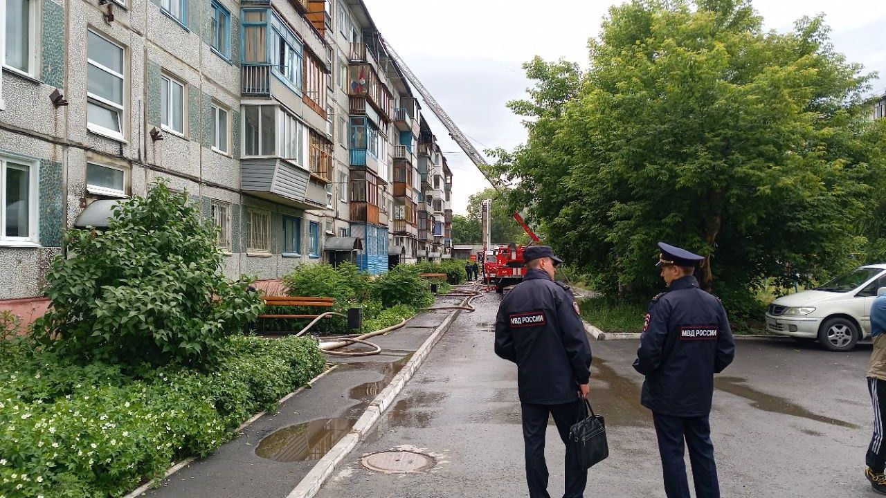 У дома, где случился пожар, дежурит полиция. 
