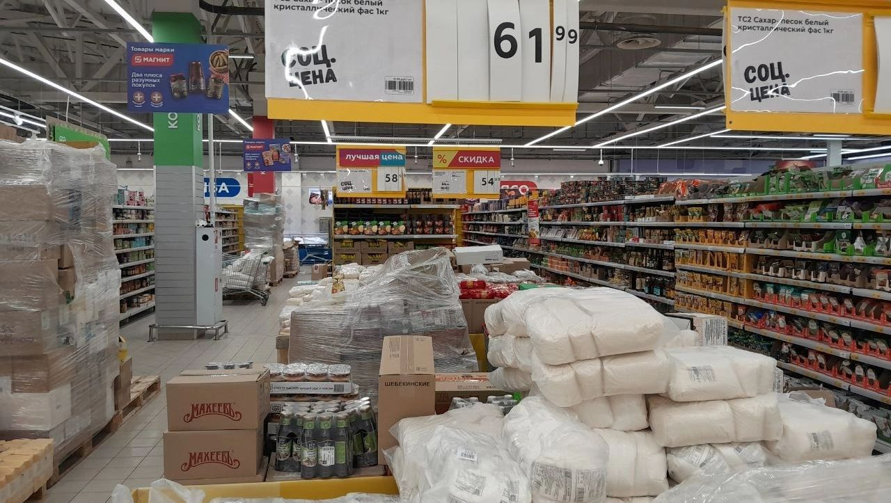 Сахар по акции в продуктовом магазине