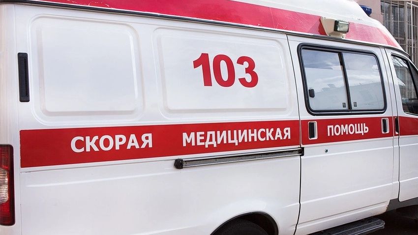 Девушка попала под машину на перекрестке в центре Екатеринбурга