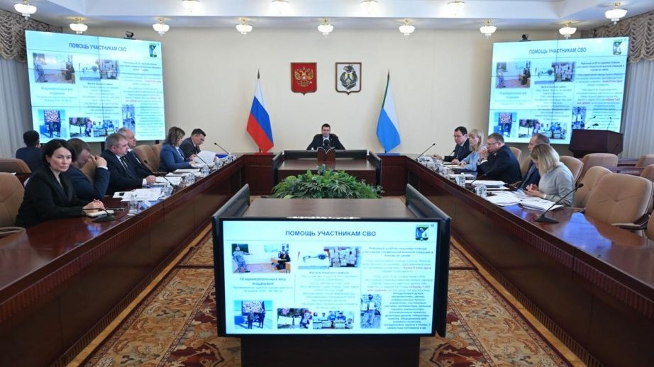 «Видеть точки роста» — Дмитрий Демешин заслушал отчёт главы Ульчского района