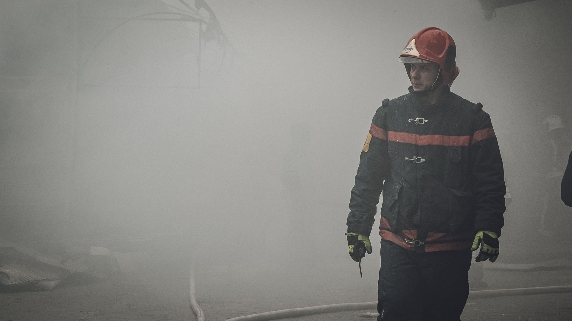 Мать с детьми выпрыгнула из окна при пожаре в Петербурге