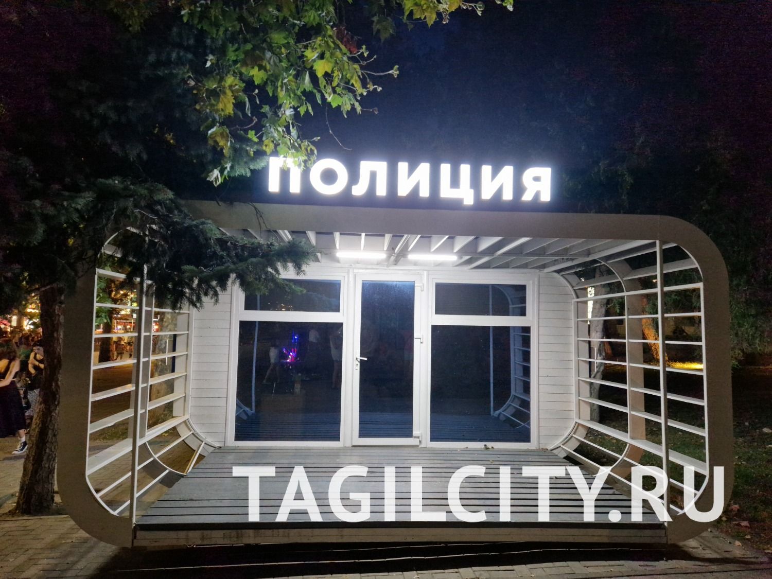 Пост полиции в Анапе и местный спецтранспорт.