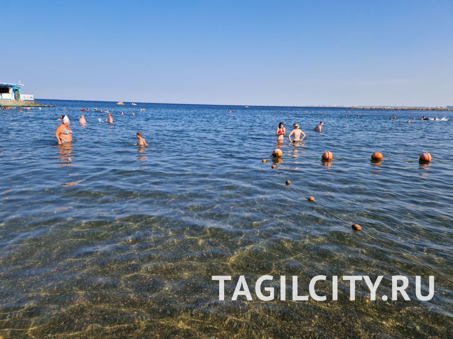 С утра на пляжах Анапы еще немного народу и море чистое.