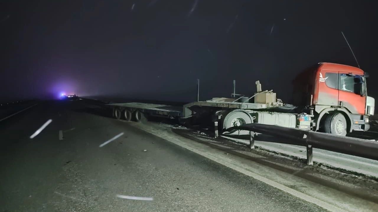 Авария в Оренбургской области с участием большегруза и таксиста 