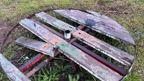 Омичи пожаловались на состояние детской площадки в Старом Кировске