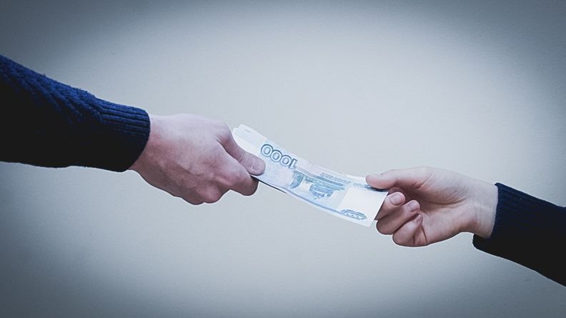 Зарплата с задержкой в год. Главу омской фирмы заставили заплатить работникам