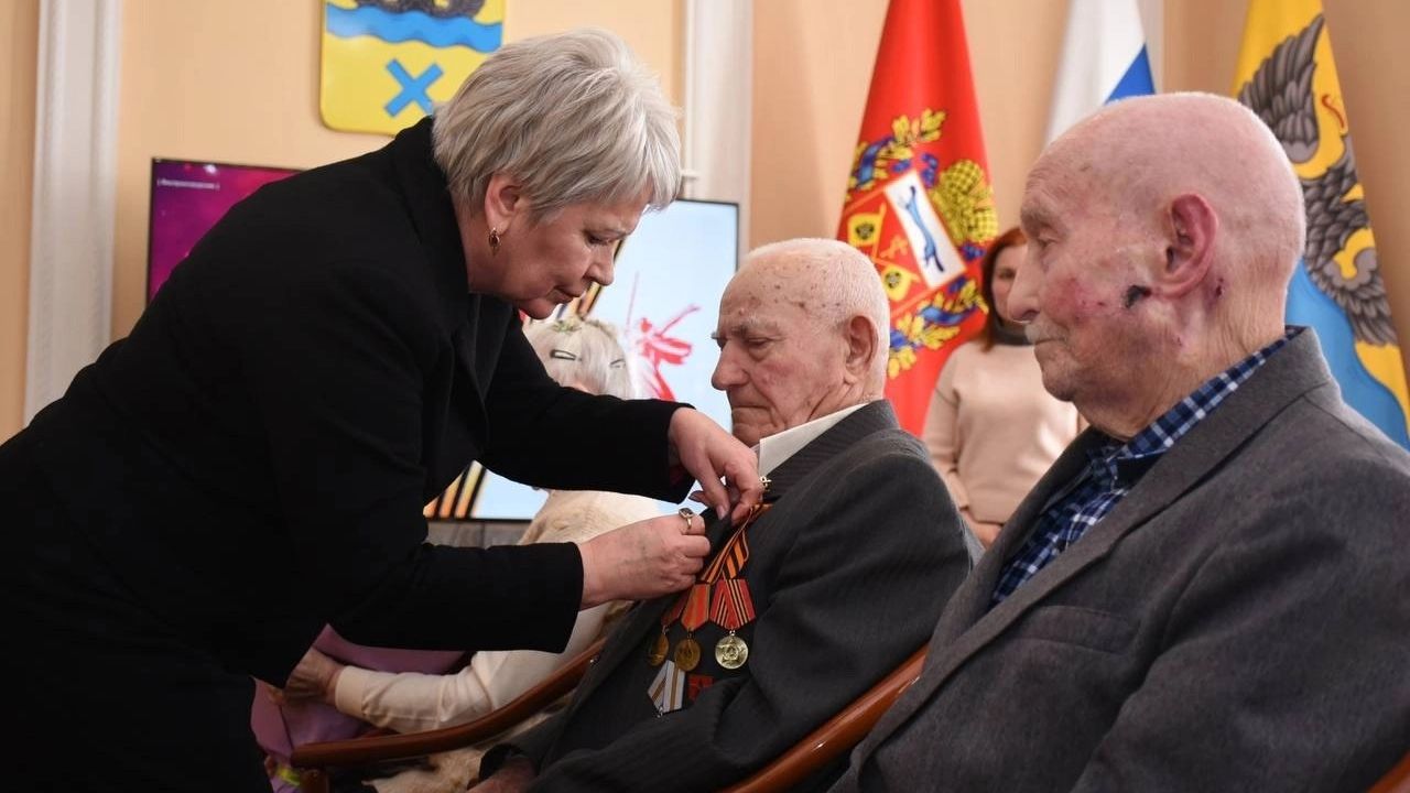 Ольга Березнева вручила ветеранам войны медали «80 лет Победы»