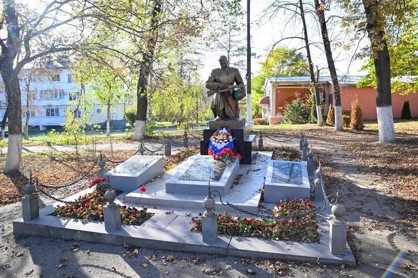 Мемориал советским воинам расположен в пригороде Новороссийска, поселке Верхнекабанский