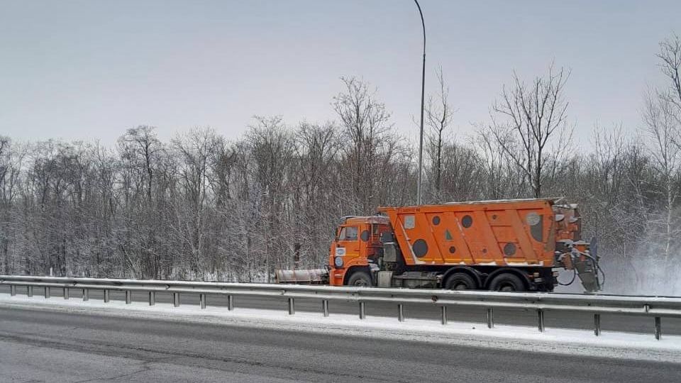 Три сотни единиц спецтехники очищают дороги в Приморском крае