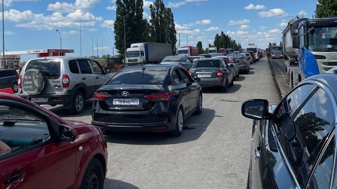 Водителям предложили пользоваться объездным путем — через Ростовскую область и новые регионы страны. 