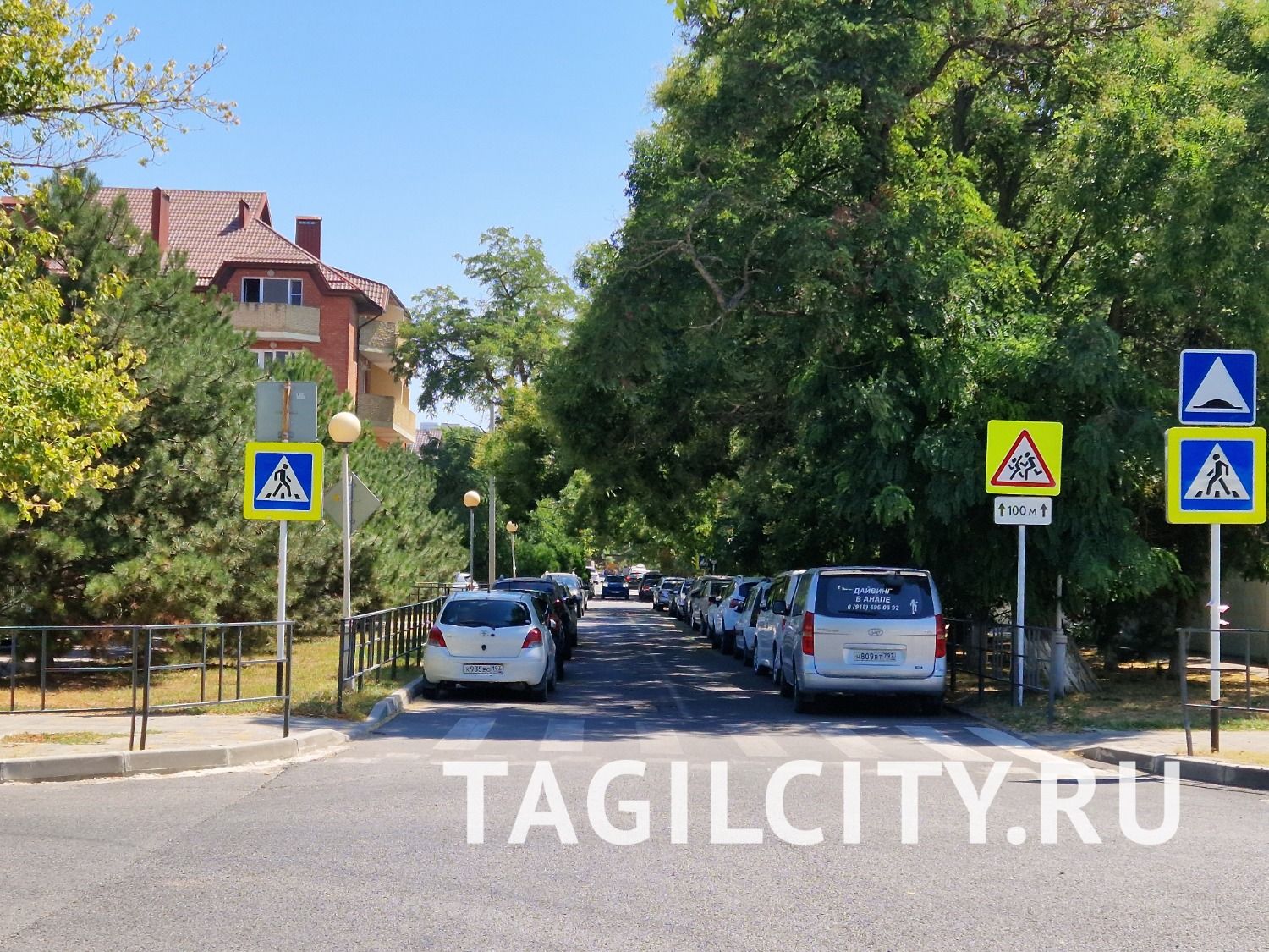Дороги в Анапе заняты припаркованными машинами. Проезд очень затруднен. 