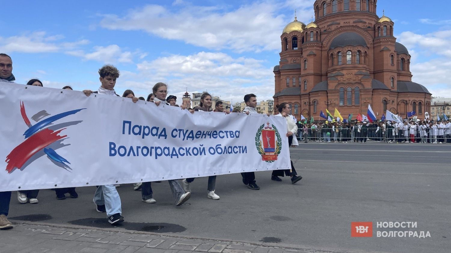 Студенты стартовали с площади Павших Борцов и пошли по Аллее Героев