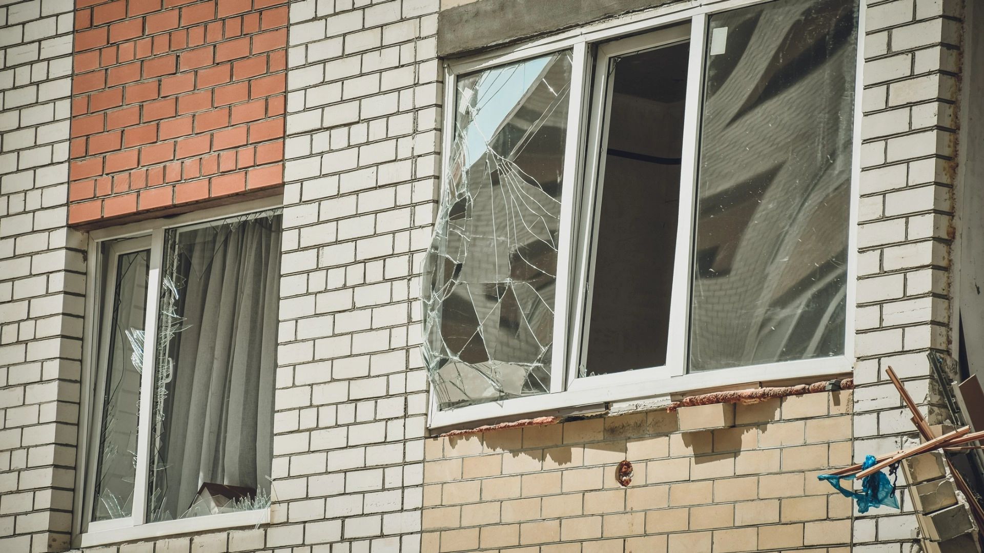 В Екатеринбурге пациенты выпрыгивают из окон горящей больницы